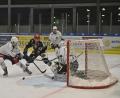Bild: Robert Geisler
Die Blue Devils kassierten am Sonntag bei Aufsteiger Passau Black Hawks eine 5:6-Niederlage. Hier lauert der zweifache Torschütze der Passauer, Dominik Schindlbeck (schwarzes Trikot), vor dem Kasten von Devils-Goalie Philip Lehr auf die Scheibe.