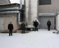 Bild: bjp
Nach einer Nacht mit zweistelligem Frost stoben die Schneeflocken beim Besichtigungstermin in Blankenmühle: Doch "Neue Energien West"-Geschäftsführer Bernhard Schmidt, die "Nahwärme Trabitz"-Geschäftsführer Johann Mayer und Udo Greim (von links) und "Bürgerenergie"-Aufsichtsrat Stefan Dötsch (rechts) konnten sich von der zuverlässigen Funktion des von Markus Schreglmann (Zweiter von rechts) betriebenen Biogaskraftwerks überzeugen, dessen Abwärme Energie für das Trabitzer Nahwärmenetz liefert.