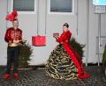 Bild: Narrhalla Windischeschenbach/exb
Rebecca I. und Manuel I. geben die Stadtkasse zurück, dafür ließ Bürgermeister Karlheinz Budnik ein langes Seil vom Balkon.