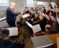 Bild: le
Das Drei-Königs-Konzert am 6. Januar 2019, damals noch mit den inzwischen verstorbenen beiden Violinisten Willibald Wirth und Reinhold Maß, war die letzte große Aufführung von Chor und Orchester unter Leitung von Hans Fröhlich. Empore und Kirchenorgel in der Pfarrkirche St. Johannes der Täufer wurden für ihn zur zweiten Heimat. Schmerzlich sein Abgang.