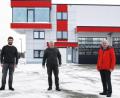 Bild: njn
Juniorchef Florian Meierhöfer (von links) mit Firmenchef Alfons Meierhöfer und Bürgermeister Johannes Reger vor dem neuesten Büro- und Produktionskomplex im Gewerbegebiet. Auf der linken Seite angeschnitten ist das Stammwerk des Unternehmens AM-Maschinenbau zu sehen.