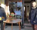 Bild: fsb
Bürgermeister Dietmar Schaller gratuliert als Vorsitzender des Männergesangvereins Pirk dem Neunkirchner Josef Hankofer zum 80. Geburtstag.