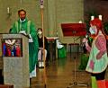 Bild: zer
Pippi und der Pfarrer vor der Predigt beim Faschingsgottesdienst in der Kirche. .