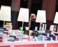 Archivbild: Arne Dedert/dpa
Eine Mitarbeiterin der Frankfurter Buchmesse an einem Buchstand in der Festhalle: Corona-bedingt gab’s 2020 eine Sonderausgabe der Buchmesse. In diesem Jahr ist die Messe für die erste Oktoberwoche geplant.