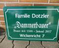 Bild: gm
Der bislang letzte auswärtige Landwirt, der eine Tafel für seine Hofstelle bestellte, ist Georg Dotzler aus Wickenricht nördlich Edelsfeld. Diese Hofstelle bewirtschaftet seine Familie bereits seit 1598. Der Hofname Dammerbauer bleibt durch das Schild erhalten.