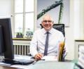 Bild: Stadt Marktredwitz/exb
Oberbürgermeister Oliver Weigel freut sich: "Durch den Bau des neuen Logistik-Zentrums werden nicht nur viele Arbeitsplätze in der Region gesichert – es sind auch zahlreiche positive Folgeeffekte zu erwarten."