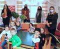 Bild: njn
In den wohlverdienten Ruhestand geht Kinderpflegerin Christa Schramm (Vierte von rechts). Mit auf dem Bild die Erzieherinnen des Regenbogen-Kindergartens mit Träger Pfarrer Christoph Zeh (links).