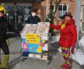 Bild: jr
Marion Schaumberger (links) und Tine Axmann-Kolb (rechts) überreichten am Vormittag des Rosenmontags 230 Krapfen und Kücheln für die Bewohner und das Personal des Phönix-Seniorenheims in Mitterteich.