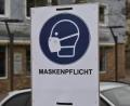 Archivbild: sck
In der Auerbacher Innenstadt wiesen im Dezember Schilder auf die geltende Maskenpflicht hin.