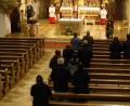 Bild: Popp, Holger 
Pfarrer Martin Besold begrüßt die Paare in der Pfarrkirche.