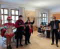 Bild: Gerlinde Graja/exb
Zusammen mit ihren Kindern stürmte die Präsidentin der Faschingsgesellschaft Nabburg, Gerlinde Graja, am Faschingsdienstag das Rathaus.