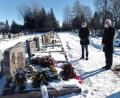 Bild: br
Bei einer Gedenkfeier zum 100. Geburtstag von Valentin Kuhbandner an dessen letzter Ruhestätte auf dem Neusorger Friedhof legten (von links) Landrat Roland Grillmeier, Bürgermeister Peter König sowie der Vorsitzende des SPD-Ortsvereins, Robert König, jeweils ein Blumengesteck auf der schneebedeckten Grabstätte nieder.