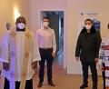 Bild: jma
Pfarrvikar Gerald Obumneke Nwenyi (von links), Siegfried Zimmermann, Marus Gradl und Pfarrerin Anne Utz eröffnen die neue Agentur.