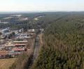 Archivbild: Michael Ascherl 
Der Wald rechts der B470 wird nicht für ein Gewerbegebiet Weiden West IV gerodet. Beim Bürgerentscheid sprach sich eine Mehrheit der Weidener für den Walderhalt aus. Für die Stadt geht nun die Suche nach geeigneten Gewerbeflächen weiter.