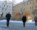 Bild: Christine Hollederer
Ein Herz für die Landwirtschaft hat die neue Projektmanagerin der Öko-Modellregion „Amberg-Sulzbach und Stadt Amberg“, Annika Reich aus Ehenfeld. Landrat Richard Reisinger und Oberbürgermeister Michael Cerny (links) begrüßten die junge Kollegin und wünschten für ihre vielfältigen Aufgaben viel Erfolg.