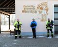 Bild: ask
Wolfgang Weidner (Bildmitte) übernahm die Kosten für die neue Wärmebildkamera der Gleiritscher Feuerwehr. Erster Kommandant Georg Roth (mit Xaver Roth, dem Feuermann der übernächsten Generation, auf dem Arm) und zweiter Kommandant Christian Wilhelm bedankten sich für die Spende.