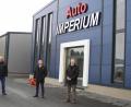 Bild: ral
Eine offizielle Eröffnungsfeier ist coronabedingt derzeit nicht möglich. Die beiden Geschäftsführern Andrej Melzer und Axel Dill stellten Bürgermeister Josef Deichl (links) den neuen Betrieb vor.
