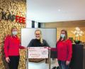 Bild: Philipp Reng/exb 
Die FEE-Mitarbeiterinnen Christiane Vogt (rechts) und Kathrin Dirnberger (links) übergaben den Spendenscheck an die Vorsitzende der Kinderkrebshilfe Cham, Stephanie Franke.