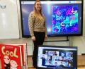 Bild: njn
So schaut der Distanzunterricht aus: Lehrerin Eva-Maria Emmerig vor dem großen Whiteboard und ihre Schüler auf dem Laptop. So hat die Klasse 3b ein eigenes E-Book geschrieben und zusammengestellt.