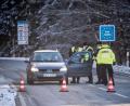 Bild: Matthias Balk/dpa
Der Landkreis Tirschenreuth ist Pufferzone zum Hochinzidenz-Kreis Cheb/Eger: Bundespolizei kontrolliert Einreisende an der bayerisch-tschechischen Grenze bei Märching.