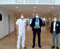 Bild: Marion Hausmann/exb
Josef Roidl (Mitte) hat als Dankeschön für die gute medizinische Behandlung und Pflege seiner Mutter auf der Corona-Isolierstation 100 Exemplare des Bildbands an den stellvertretenden Stationsleiter Josef Fischer (links) und Geschäftsführer Dr. Martin Baumann übergeben.