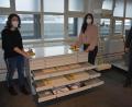 Bild: jr
Neu angeschafft wurde für das Museum ein Schaukasten, um Dekor-Zeichnungen und Entwürfe der einstigen Porzellanfabrik Mitterteich präsentieren zu können. Im Bild Nicole Schuller (links) und Marion Papsch vom Museums-Team mit Bürgermeister Stefan Grillmeier.