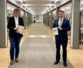 Bild: Regionalbibliothek/exb
Sabine Guhl, Leiterin der Regionalbibliothek Weiden, freut sich mit Oberbürgermeister Jens Meyer über die längere Gültigkeit der Bibliotheksausweise.