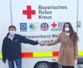 Bild: BRK/exb
Nadine Saalborn überreicht die Spende an Thomas Rauch, Verwaltungsleiter des Impfzentrums Weiden/Neustadt.