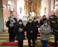Bild: Pfarrgemeinderat Ursensollen/exb
In einem besonders feierlichen Gottesdienst feiern die Ursensollener Paare zusammen mit Pfarrer Johannes Arweck (hinten) ihr Ehejubiläum.