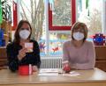 Bild: agr
Michaela Kiefmann und Inge Ruider bereiteten die Bastelsets vor.