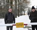Bild: Petra Hartl
Der Schnee ist über Nacht geschmolzen, das Problem ist geblieben: Martin Strebel (links) und Hans-Josef Neiswirth von der IG Unser Berg an der Schranke, die seit einiger Zeit den Fußweg vom oberen Berg-Parkplatz zu Bergkirche, Bergwirtschaft und Grabkapelle versperrt.