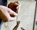 Bild: Jens Kalaene/dpa-Zentralbild/dpa-tmn
Ziseleure hauchen Figuren ein eigenes Leben ein: Da kann auch modernste Technik nicht mithalten.