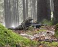 Bild: Benjamin Lihring
Gut getarnt liegt dieser Soldat, mit Maske und Gewehr im Anschlag, zwischen den Fichten und bemoosten Hügeln am Standortübungsplatz Oberviechtach. In der Corona-Pandemie gelten die Abstands- und Hygieneregeln auch für die Grenadiere der Grenzlandkaserne.