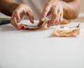 Bild: Christin Klose/dpa-tm
Schon als Azubi oder Student sollte man Geld anlegen. Denn es gilt: Je früher man anfängt, das Ersparte zurück- und anzulegen, desto eher lässt sich über die Jahre ein Finanzpolster aufbauen.