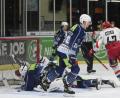 Archivbild: gb
Szene aus dem Derby zwischen den Blue Devils Weiden und den Selber Wölfen am 3. Januar: Der Selber Topscorer Nick Miglio dreht jubelnd ab, die Weidener Adam Schusser und Goalie Timon Bätge sind geschlagen. Der Spitzenreiter gewann damals in Weiden mit 6:1, heute kommt es in der Hans-Schröpf-Arena zur Neuauflage.