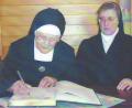 Archivbild: öt
Mit bewegenden Worten wurden bei einem Stehempfang im Neusorger Pfarrsaal Schwester Goslina (von links) und Schwester Stefanie als letzte Ordensfrauen nach fast 50 Jahren ins Mutterhaus nach Mallersdorf verabschiedet. Zum Abschied durften sie sich in das Goldene Buch der Gemeinde eintragen.