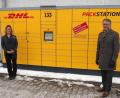 Bild: Stadt Tirschenreuth/exb
Bürgermeister Franz Stahl (rechts) an der neuen Packstation, gemeinsam mit Sandra Freundl (links), Filialführungsnachwuchsmitarbeiterin bei ALDI SÜD. Das Unternehmen ist Packstation-Kooperationspartner der Deutschen Post.