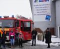Bild: fppp
Matthias Wolf (links) als Leiter der Kinderfeuerwehr Waldershof ist Empfänger der 500-Euro-Spende. Seine Frau Jennifer (Zweite von links) bewarb sich für ihren Montageservice als Patin. Mit ihnen freuen sich (von links) ihre beiden Jungs Jannik und Tim sowie Boban Šabović und Gisela Schwarz-Bäuml vom Bauzentrum Sievert.