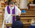 Bild: njn
Pfarrer Martin Besold streut den Kindern das Aschekreuz auf das Haupt.