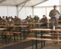 Archivbild: Sergeant Alleea Oliver
Sgt. 1st Class John Mcadoo vom 41st Field Artillery Brigade weist im Juni 2020 Soldaten der 101st Combat Aviation Brigade, 101st Airborne Division in den Ablauf der Corona-Tests in Grafenwöhr ein. Jetzt kommt die Ablösung.