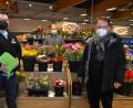 Bild: dob
Für die Umbaumaßnahme im Katholischen Kindergarten Don Bosco spendete Edeka-Markt-Inhaber Markus Schiml (links) 3000 Euro, die er im Beisein von Marktleiter Hans Kramer, an Dekan Alexander Hösl (rechts) überreichte.