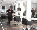 Bild: Gabi Schönberger
Daniel Schmucker in seinem Friseurgeschäft in Vohenstrauß. Wenn im März wieder Kunden in seinen Salon kommen dürfen, will er ein bis zwei Stunden täglich mehr arbeiten.