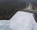 Bild: Bernhard Rom, Wasserwirtschaftsamt Weiden/exb
Die Hauptsperre des Eixendorfer Sees ist am 6. Februar bei einem maximalem Wasserstand von 437,29 Meter über Normalnull gut gefüllt. Das Bauwerk rechts am Damm ist die Hochwasserentlastung. Dadurch wird letztlich ein Überströmen des Damms verhindert.
