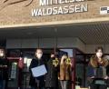 Bild: Mittelschule Waldsassen/exb
Nach der Übergabe der Endgeräte durch Bürgermeister Bernd Sommer (links) an die Lehrer der Mittelschule vorm Haupteingang.
