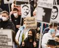 Bild: Andreas Arnold/dpa
Eine Teilnehmerin hält ein Plakat «niemals vergessen#Hanau» auf der Kundgebung zum Gedenken an den rassistischen Anschlag vor einem Jahr in Hanau.