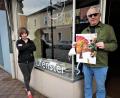 Bild: ubb
Künstlerin Susanne Neumann freut sich, mit Jürgen Huber einen engagierten Mitstreiter fürs Badehaus Maiersreuth gefunden zu haben. Seinen ersten Auftritt, mit dem er sich vorstellen möchte, hat Huber im "Schau"-Fenster in der Prinz-Luitpold-Straße in Waldsassen.