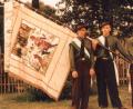 Repro: soj
Das Bild zeigt die Fahnenweihe 1953 mit (von links) Andreas Nickl, Fahnenträger Anton Kellner und Hans Philipp.
