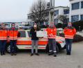 Bild: BRK Nabburg-Pfreimd/exb
Anna-Lena Kiener (taktische Leiterin), Tobias Knechtel (stellvertretender taktischer Leiter), Markus Block (EMZ) Herbert Zweck (stellvertretender Bereitschaftsleiter) und Sebastian Hofmann (Bereitschaftsleiter) zeigt das Bild bei der Spendenübergabe.
) und
