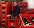 Bild: Petra Hartl
Martin Sterk mit einem Teil seines Flaschenbieres. In der Bockbierzeit setzt er auf seine Stammkundschaft.
