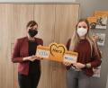 Bild: gz
Die stellvertretende Geschäftsstellenleiterin Carina Dobmeier gratuliert Vanessa Karl (rechts) zum Gewinn.